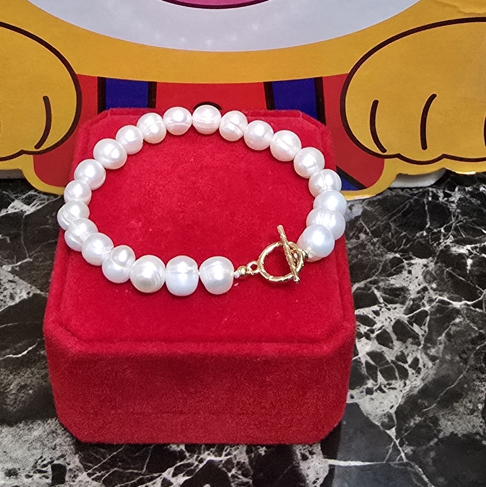 Pearl Bracelet water in the out